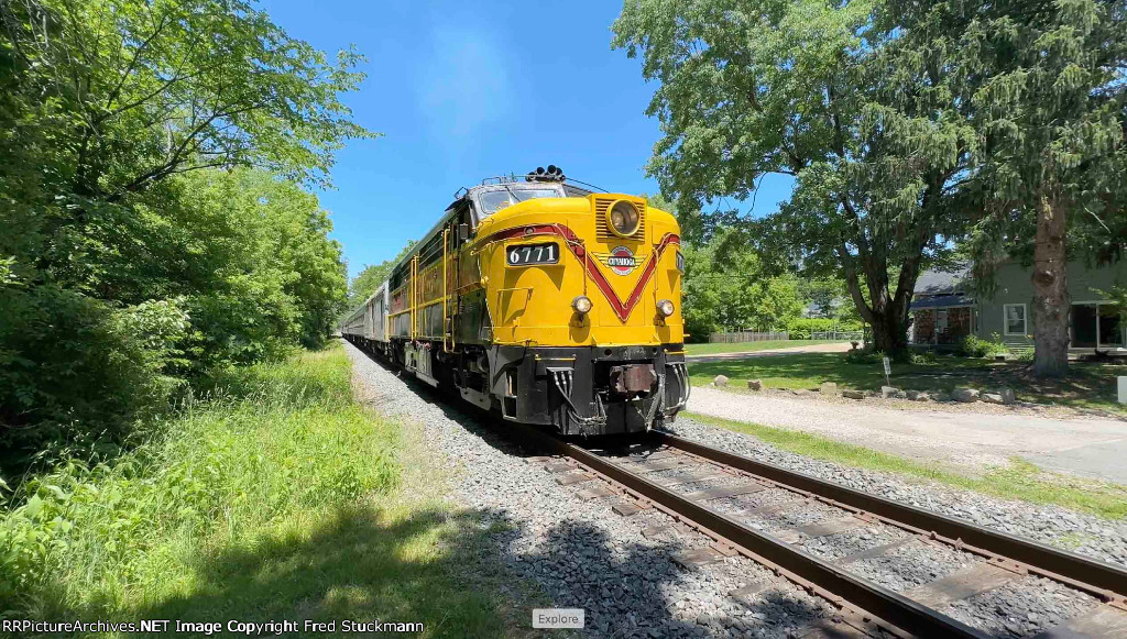 CVSR 6771 departs Peninsula for Akron.